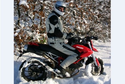 Motorrad fahren kann auch im Winter reizvoll sein. Allerdings muss die Ausrüstung des Fahrers an die Witterung angepasst sein.
