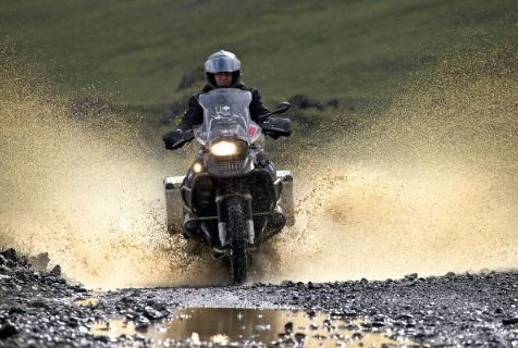 Michael Martin. Fünf Jahre war der Abenteurer und hochkarätige Wüstenfotograf unterwegs– am liebsten mit dem Motorrad: Knapp unterhalb des Polarkreises durchquerte er die Weiten des isländischen Eises.