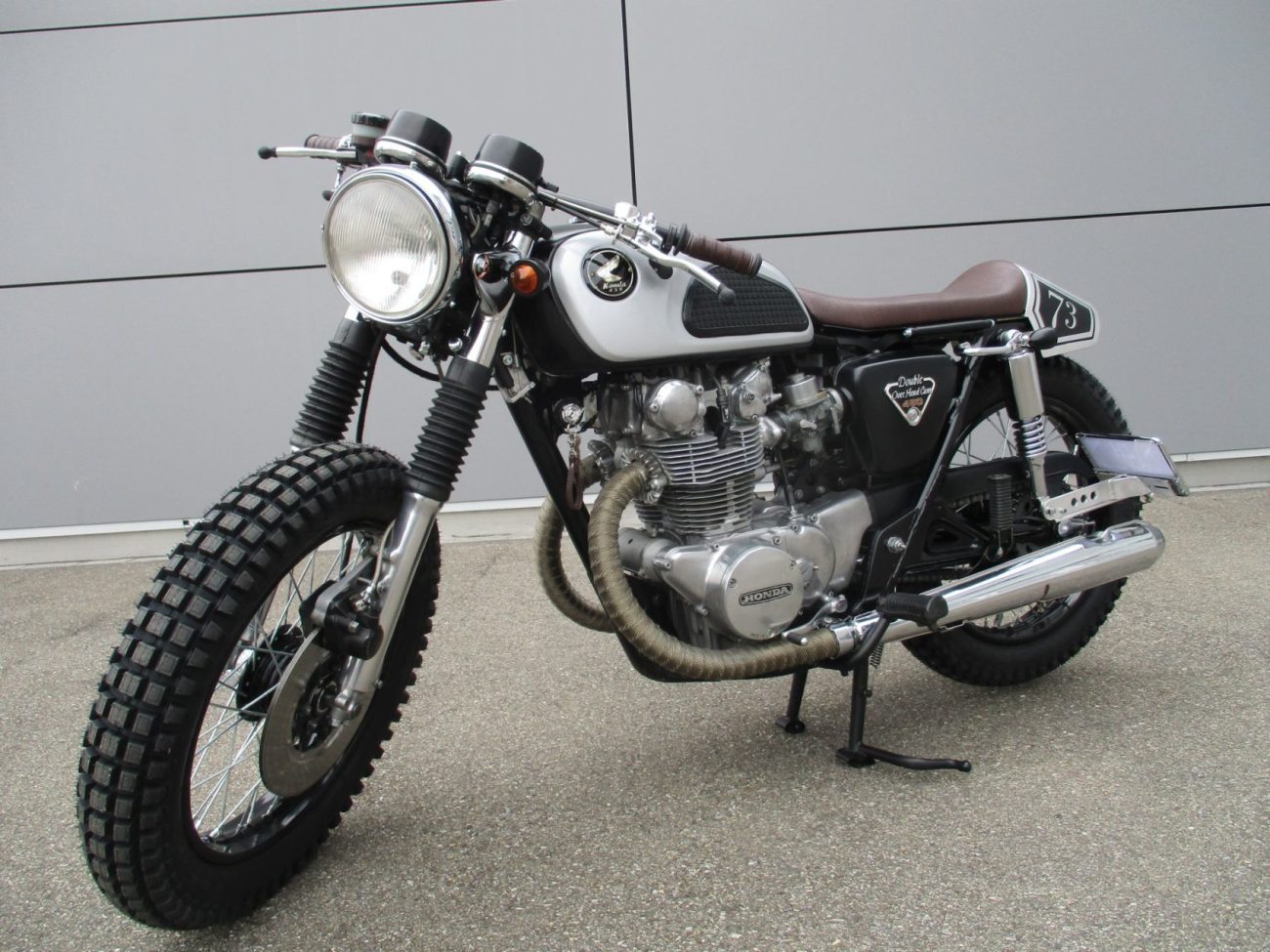 Schlatter-Motorräder baut CB450K5 um.