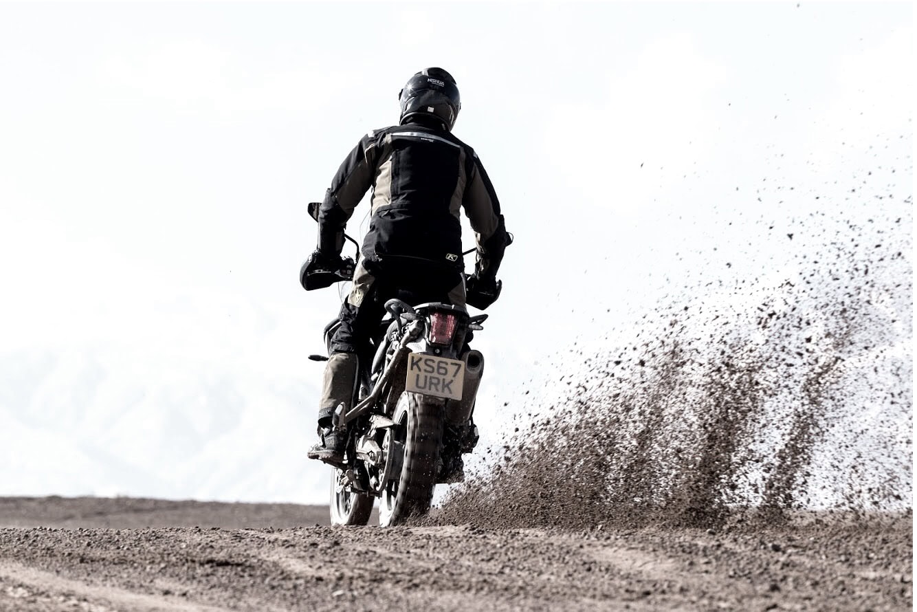 Tobi im marokkanischen Sand auf der neuen Tiger XR.