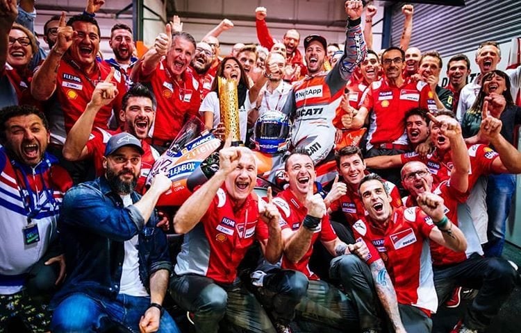 Grande Festa in der Ducati-Box am MotoGP Rennen in Katar