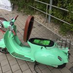 Der NOVA R2000 Elektroroller überzeugt nicht nur durch seine Retro-Optik, sondern besonders durch seine moderne Technik im Inneren. Der durch ein bis zwei GreenPacks betriebene e-Scooter transportiert problemlos bis zu zwei Personen und ist mit einer Steigfähigkeit von maximal 17% nicht nur auf flachem Terrain ein ideales Transportmittel. Mit einer Akku Reichweite von bis zu 100 km bleibt man auch im hektischen Alltag mobil und flexibel und muss sich nicht mit dem ständigen Nachladen der Akkus beschäftigen. Foto: greenpack.de