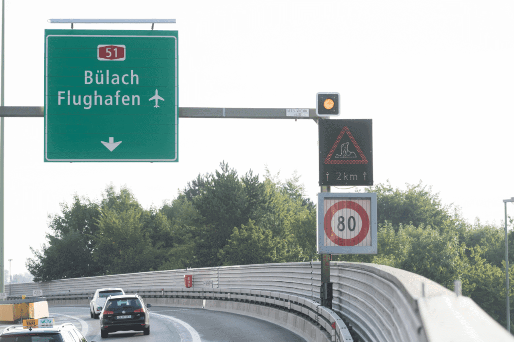 Die digitale Signalisation warnt vor Gefahren wie Baustelle, Glatteis oder Stau.