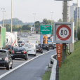 Fahren alle Fahrzeuge mit einer Geschwindigkeit von rund 80 km/h, ist die Autobahn bei dichtem Verkehr am besten ausgelastet und es gibt weniger Stau.