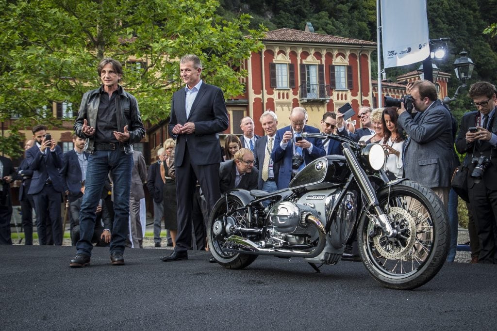 Edgar Heinrich (l.) mit Markus Schramm (CEO, BMW Motorrad) an der Präsentation der BMW Concept R 18 am Concorso d'Eleganza Villa d'Este 2019 am Comer See. Foto: BMW