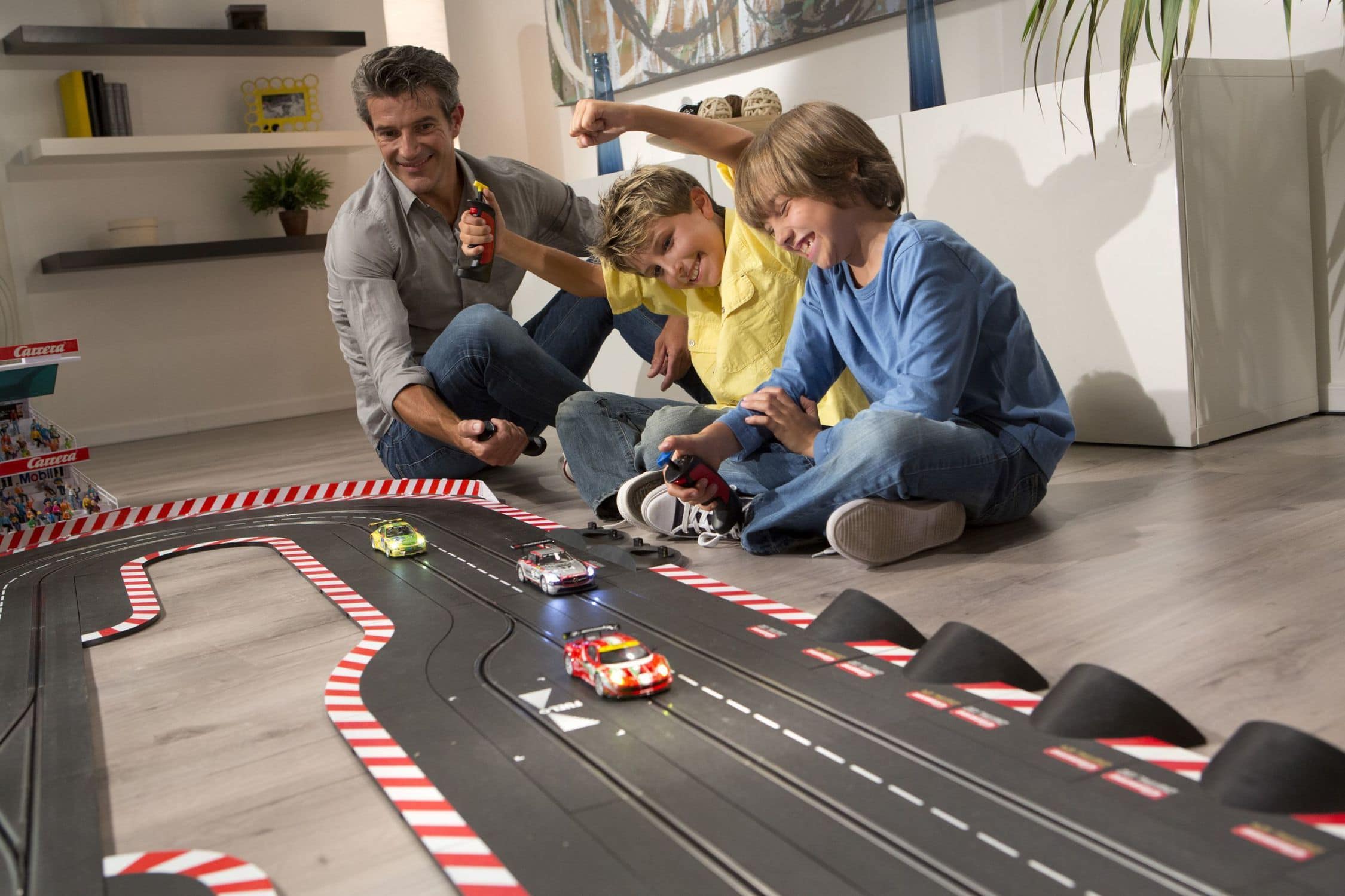 Motorsport im Wohnzimmer: Digitalbahn von Carrera. Foto: ampnet