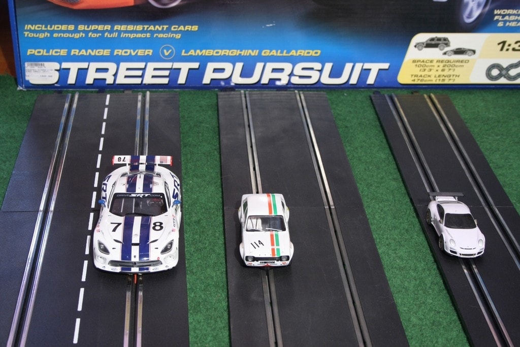 Die drei gängigsten Slotcar-Massstäbe (v.l.): Dodge Viper von Scaleauto (1:24), Ford Escort RS 1600 von Scalextric (1:32) und Porsche 911 von Carrera Go (1:43). Foto: ampnet