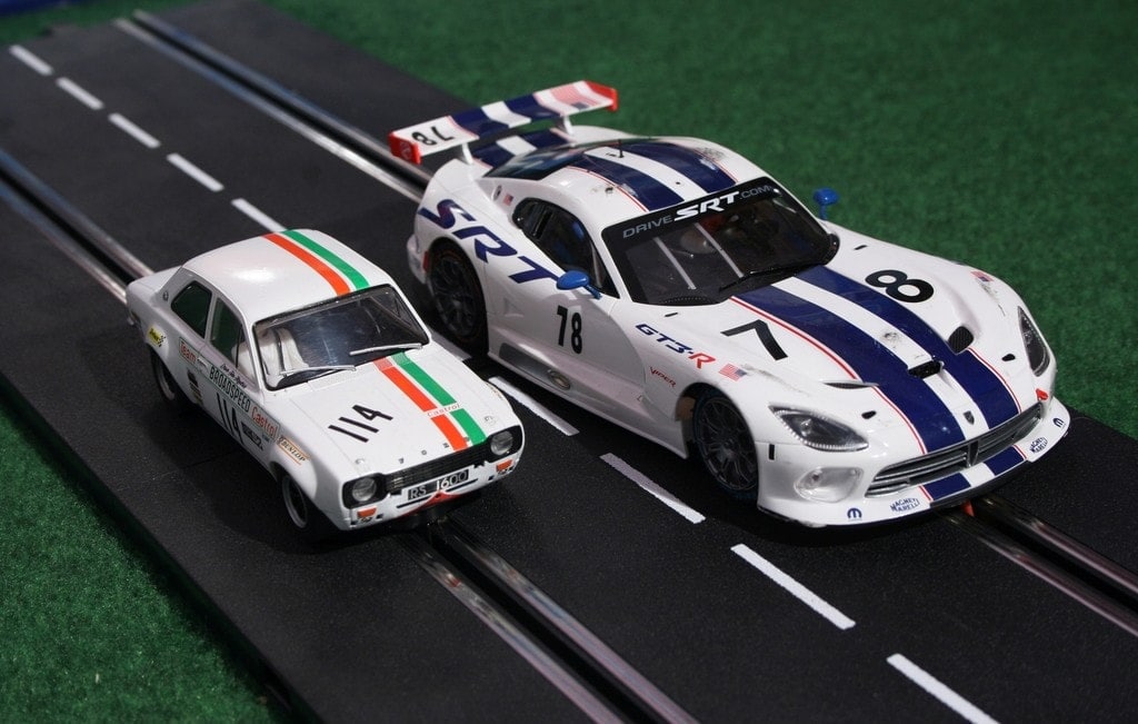 Deutlicher Grössenunterschied: Slotcar im Massstab 1:32 (links) und in 1:24. Foto: ampnet