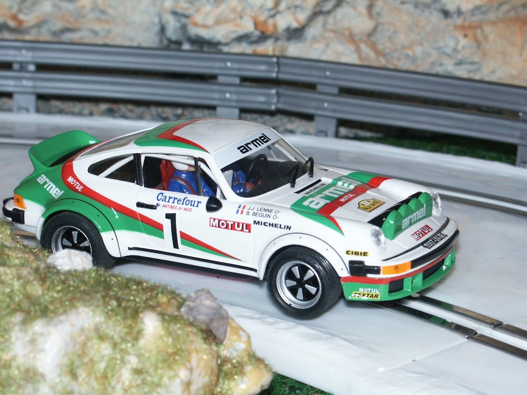 Porsche 911 von Ninco auf „vereister“ Piste. Foto: ampnet