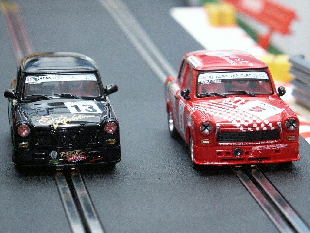 Renn-Trabis von Revell auf der Scalextric-Bahn. Foto: ampnet