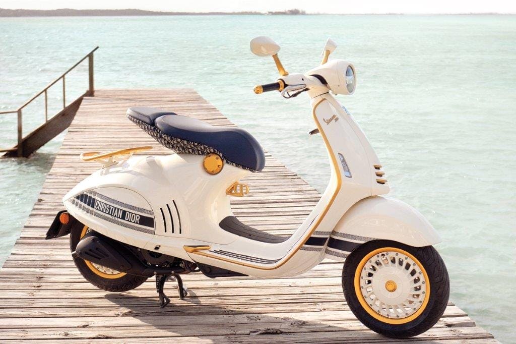 Die Vespa 946 Christian Dior wird ab Frühjahr 2021 in limitierter Stückzahl erhältlich sein. Foto: Vespa