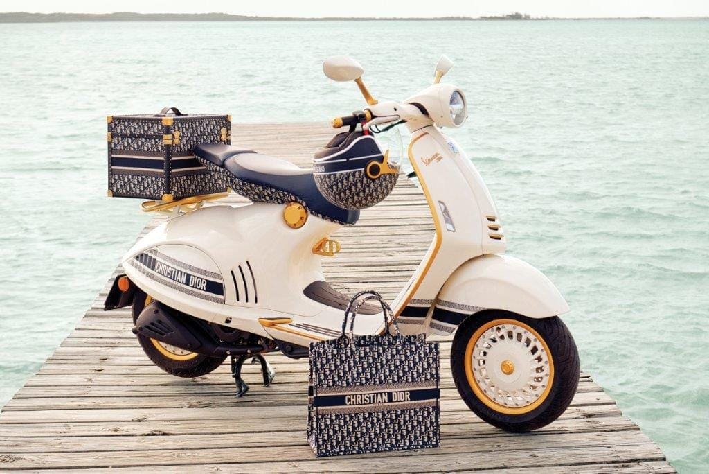 Die mit exklusivem Zubehör ausgestattete Vespa 946 Christian Dior wird ab Frühjahr 2021 in limitierter Stückzahl erhältlich sein. Foto: Vespa