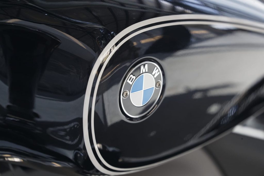 BMW R 18 First Edition. Tankflanke mit handgemalten Zierlinien und angeschraubtem BMW-Emblem. Bild: Daniel Kraus/Markus Jahn