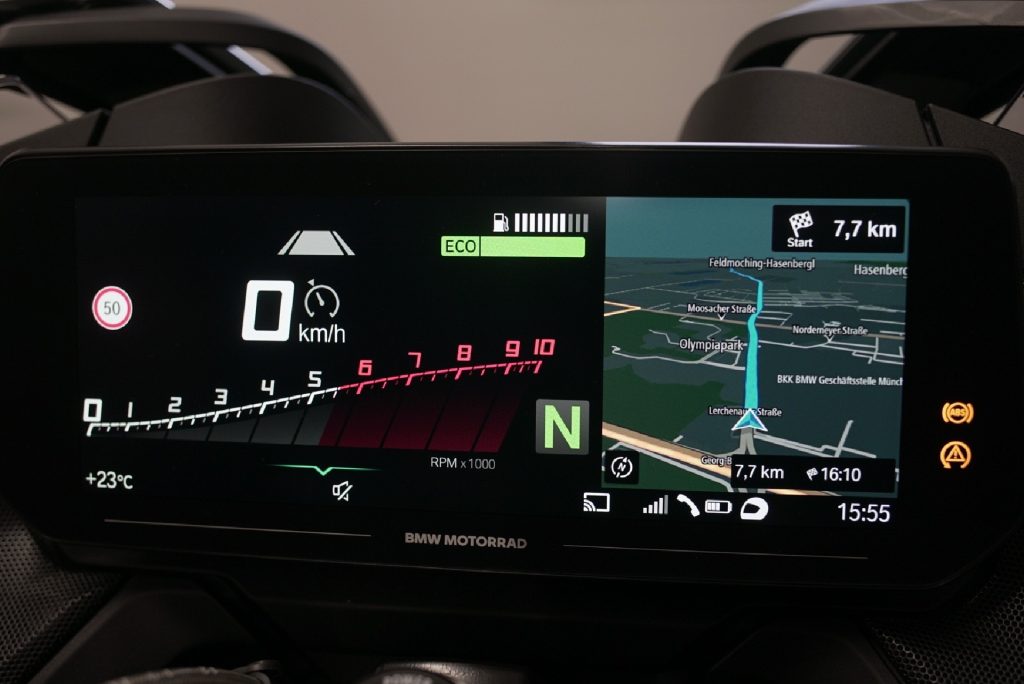 10,25-Zoll-TFT-Farbdisplay im Cockpit der BMW R 1250 RT.