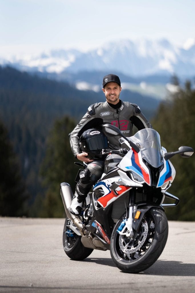 Tom Lüthi auf der neuen BMW M 1000 RR.