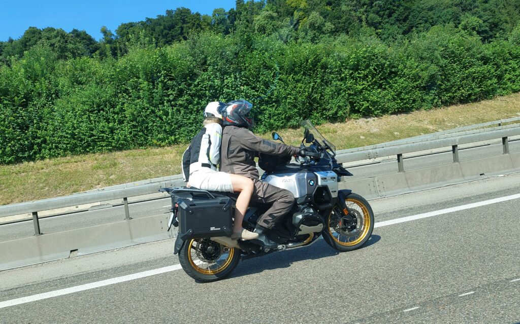 Bei der Beifahrerin ist die Schutzausrüstung nicht komplett.