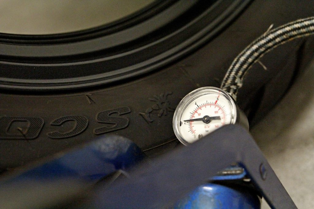 Korrekter Luftdruck in den Reifen am Motorrad ist essenziell.