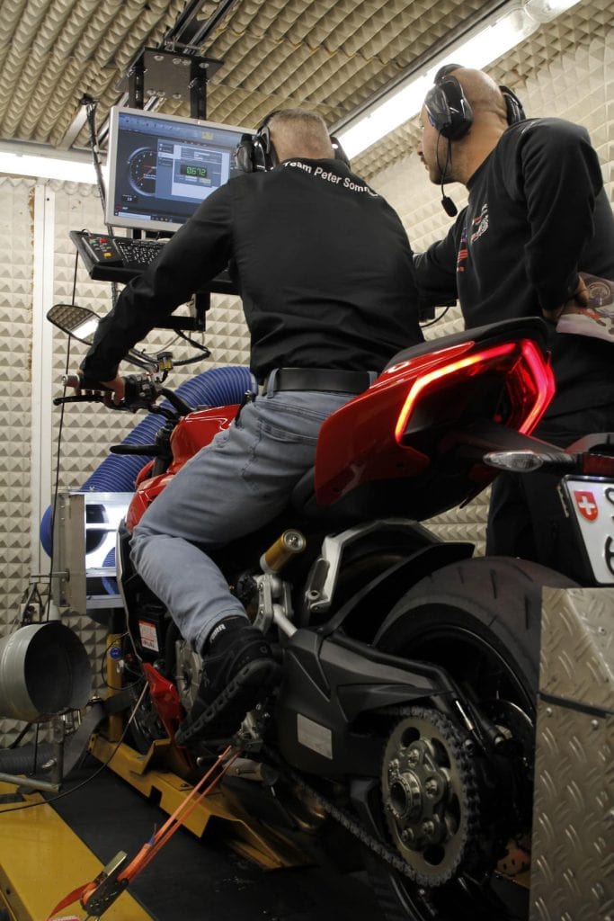 Mit der Ducati Streetfighter V2 auf dem Dynojet-Leistungsprüfstand bei Peter Sommer 2-Rad-Sport. 