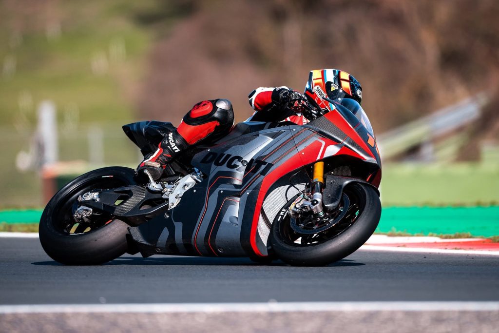 Alex De Angelis testet den Prototyp der Ducati Moto E. Foto: Autoren-Union Mobilität/Ducati