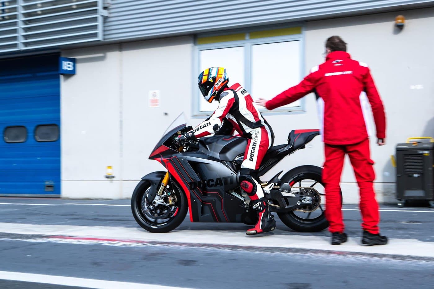 Alex De Angelis testet den Prototyp der Ducati Moto E. Foto: Autoren-Union Mobilität/Ducati