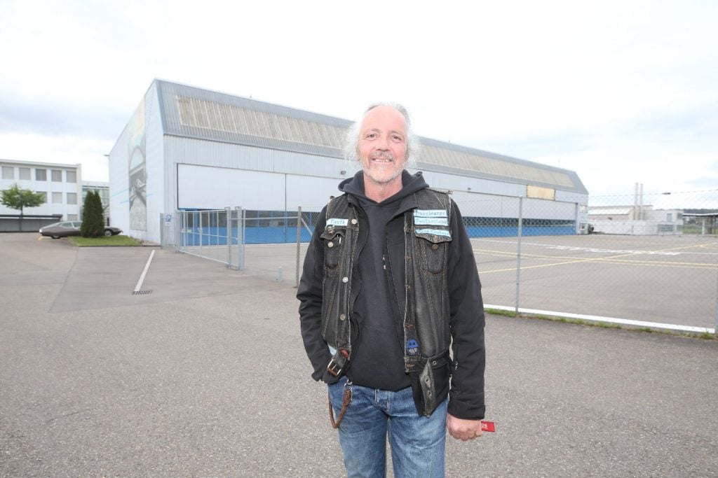 Chris Schweizer vor dem Ju-Hangar am Flugplatz Dübendorf.