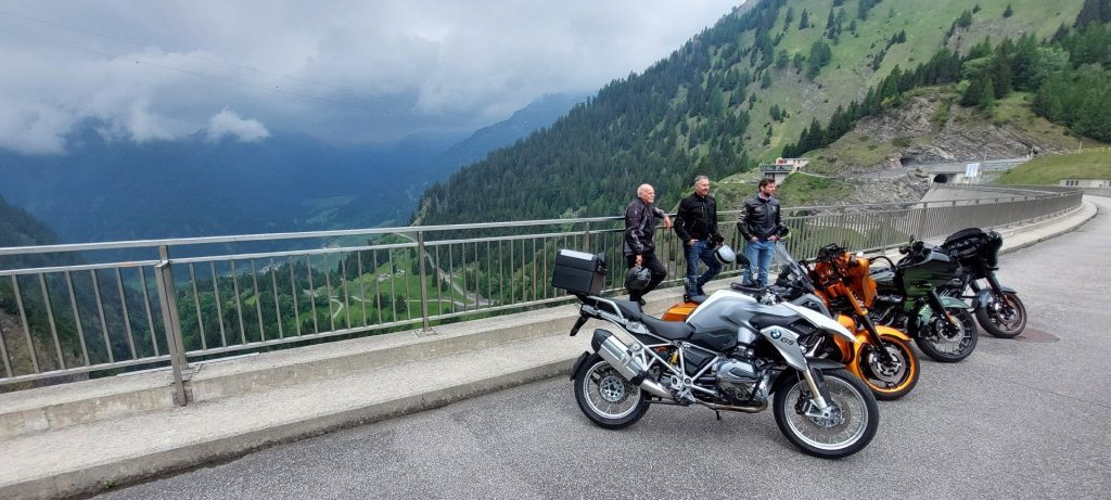 Vom befahrbaren Luzzone- Staudamm hat man beidseits ein tolles Panorama. Übrigens auch vom Ristorante Luzzone da Angela aus (im Hintergrund), Telefon: +41918721355.