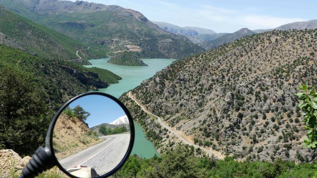 Unten rechts: Der vom Fluss Euphrat gespiesene Keban-Stausee ist mit 687 km2 der zweitgrösste Stausee der Türkei. Unzählige tolle, kurvenreiche Strassen führen durch diese Gegend.