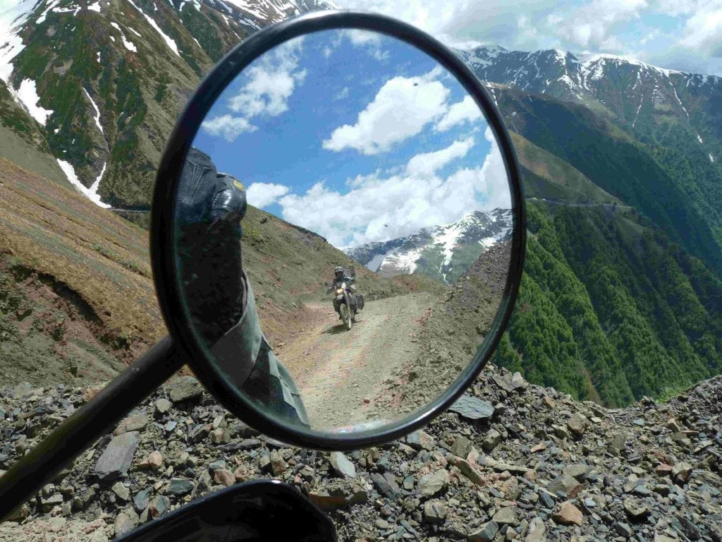 Georgien: Die 70 km lange Schotterstrasse nach Omalo im Tusheti-Nationalpark (u. r.) über den 2862 m hohen Abano-Pass ist ein richtiges Offroad-Abenteuer.