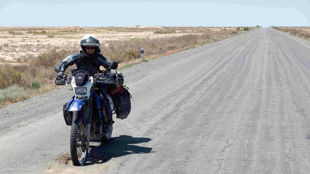 Die 400 km lange, gerade Strasse zwischen Kasachstan und Usbekistan ist durchsetzt mit unzähligen, teils massiven Schlaglöchern. Das ist das perfekte Terrain für die Suzuki DRZ400 von Judith Seeberger.