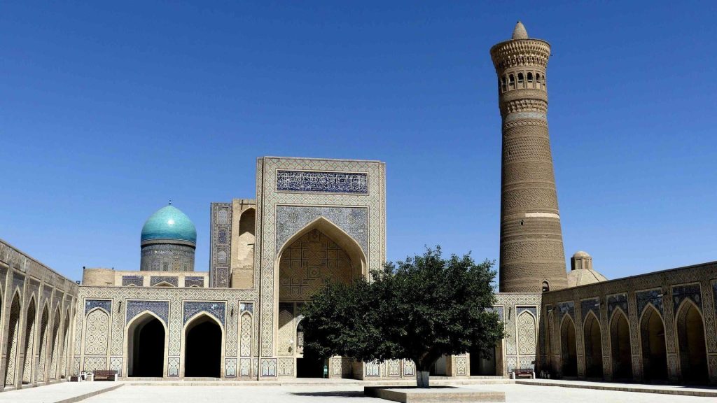 Usbekistan: Eine abenteuerliche Ponton-Brücke führt über den ursprünglich 1415 km langen Amudarja-Fluss; der berühmte Schiffsfriedhof bei Muinak ist Zeuge des Versiegens des einst 68 000 km2 grossen Aralsees (l.). Das 47 Meter hohe Kalon-Minarett mit einer der vielen Medressen in Bukhara – wie aus 1001 Nacht.