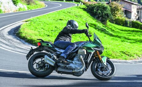 Moto Guzzi V100 Mandello Test