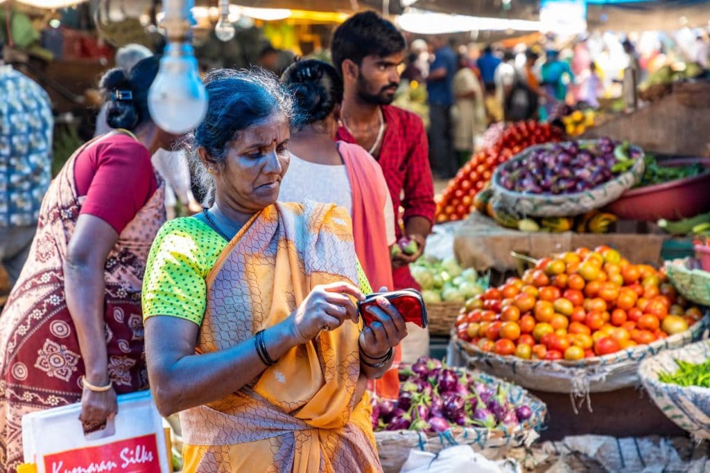 Buntes Marktleben in Mysore: Obst und Gemüse werden sauber gestapelt, Fleisch und Fisch lautstark beworben.