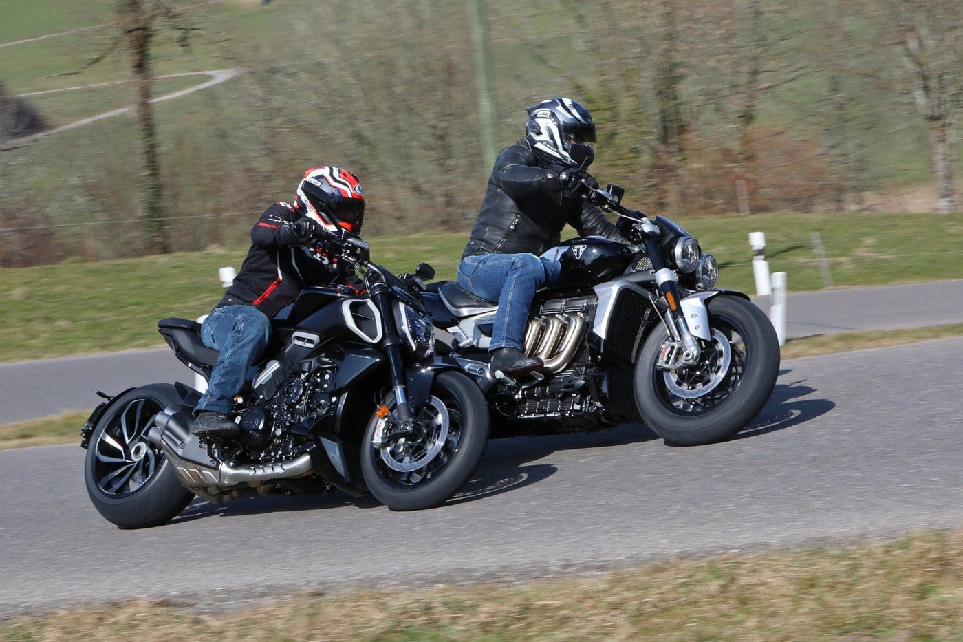 Ducati Diavel V4 S vs. Triumph Rocket 3 R.