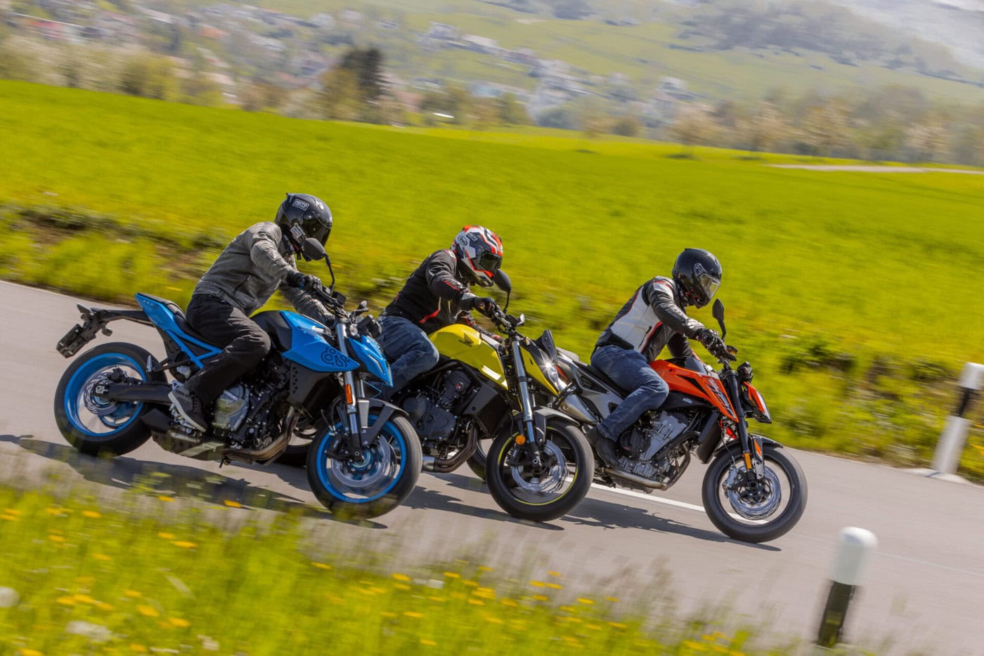 Honda Hornet Suzuki GSX-8S KTM 790 Duke