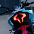 Heckansicht der CFMoto 450NK. Modelljahr 2024.