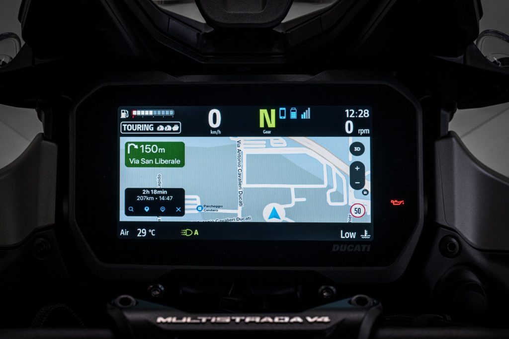 Das grosse TFT-Farbdisplay der Ducati Multistrada V4 S Grand Tour mit Navi-Anzeige via Smartphone.