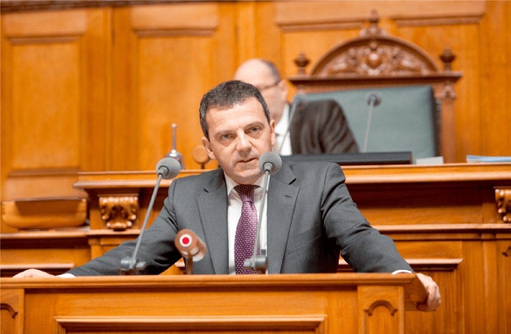 Der Solothurner SVP-Nationalrat Walter Wobmann 2009 mit seiner Maschine im Bundeshaus. Foto: Peter Gerber