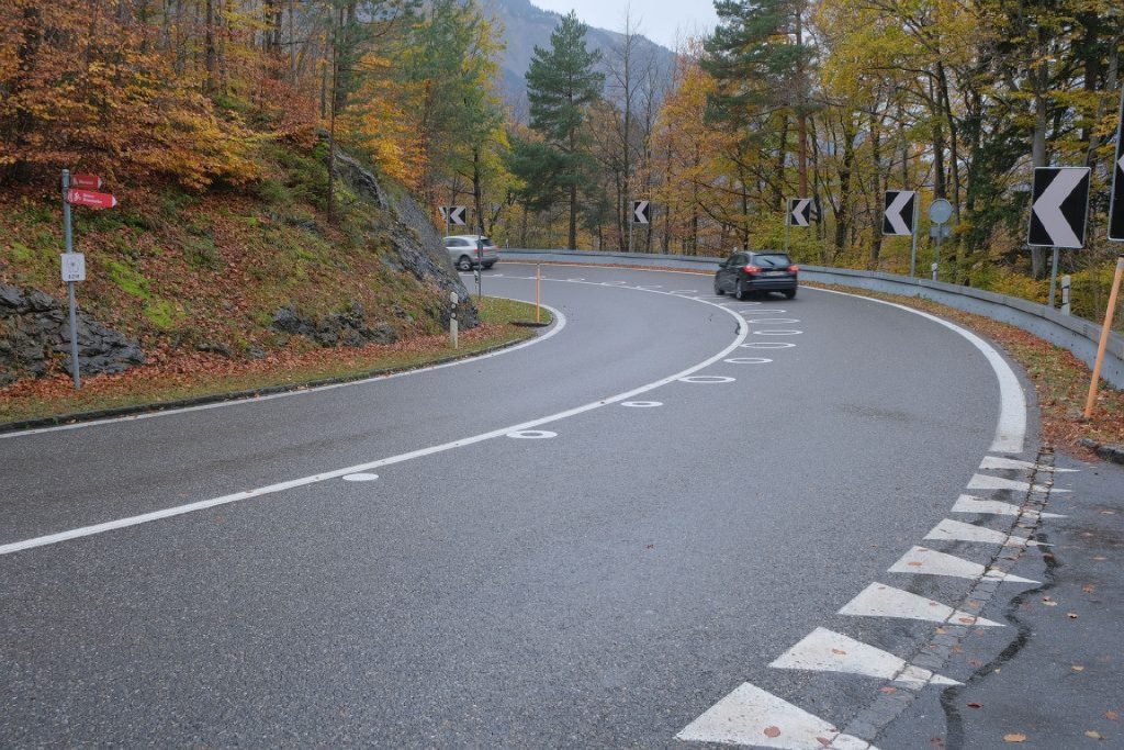 Die Sondermarkierungen in der Seilkurve am Brünigpass sollen Motorradfahrer leiten und sie daran hindern, zu nah an der Mittellinie zu fahren, wodurch der Oberkörper auf die Gegenfahrbahn geriete. Foto: Bundesamt für Strassen ASTRA.