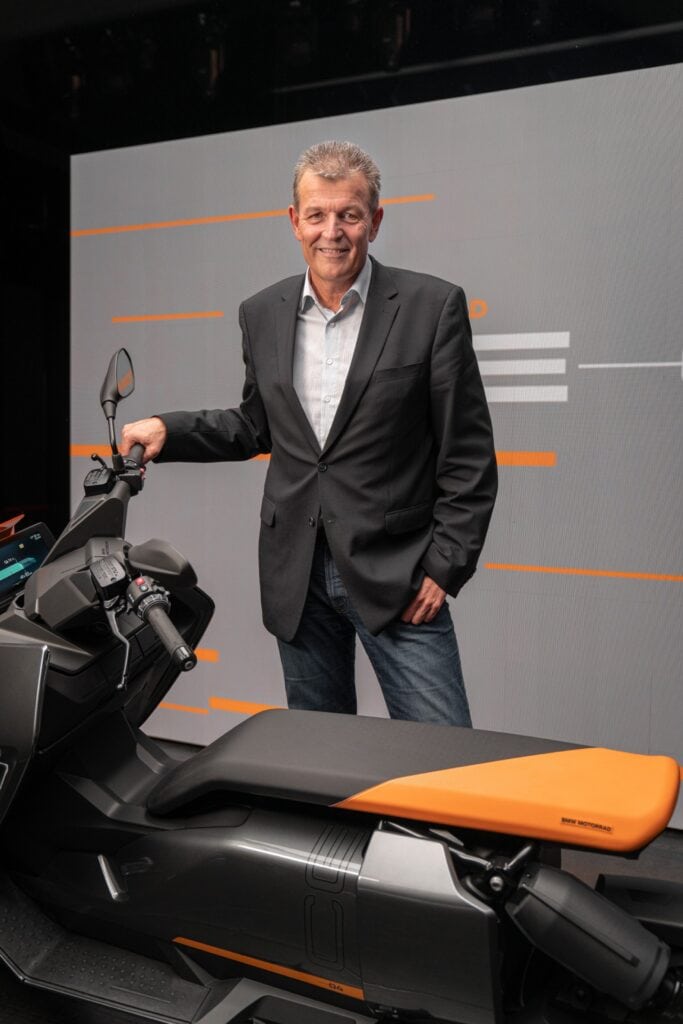 Markus Schramm mit dem E-Scooter BMW CE 04.