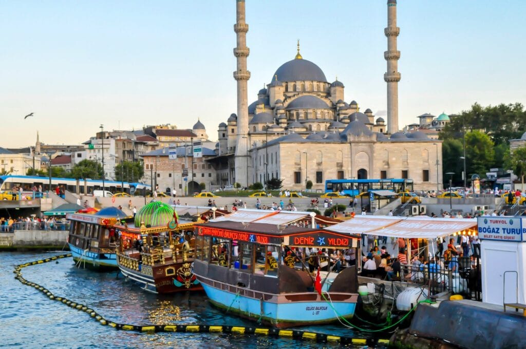 Typisch Istanbul: Moschee und Kutter mit traditionellem Fischbrötchenverkauf.