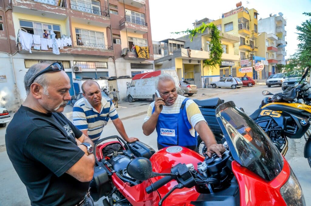 Hamit checkt die BMW R 1100 RS.