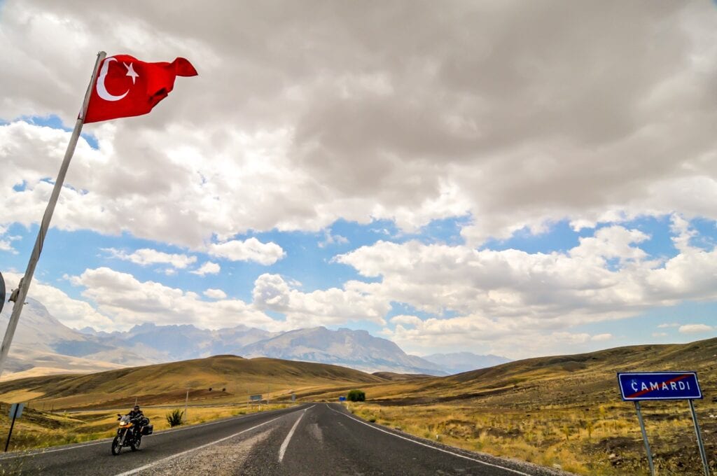 Omnipräsent: die rot-weisse Fahne, statt der eidgenössischen hier die türkische zwischen Mersin und Kappadokien.