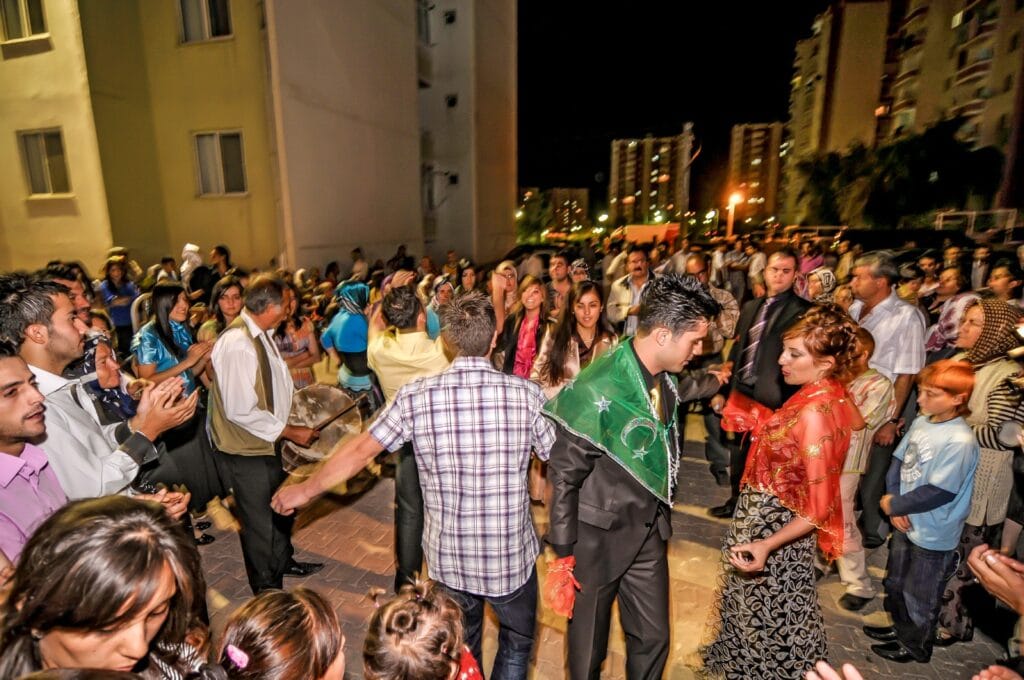 Ausgelassene Feier zwischen Wohnblocks, am Vorabend der Hochzeit von Mehmet und Emel in Kayseri.