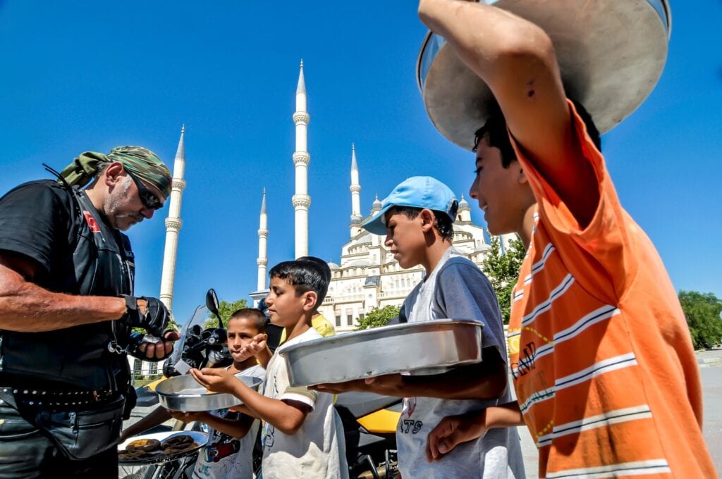 Gebäck verkaufende Kids in Adana vor der Sabanci- Zentralmoschee mit ihren knapp 100 Meter hohen Minaretten.