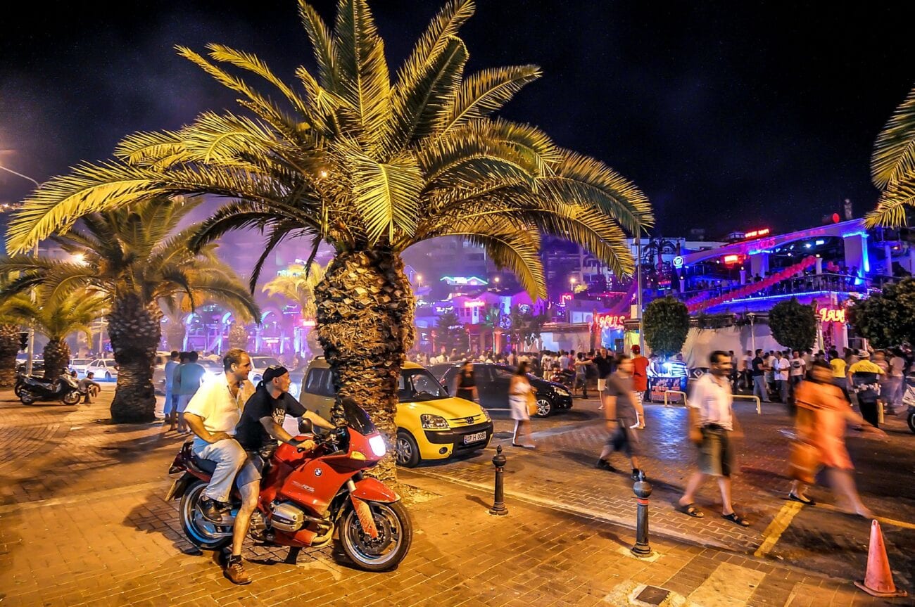 Highlife unter Palmen auf der Partymeile von Alanya.