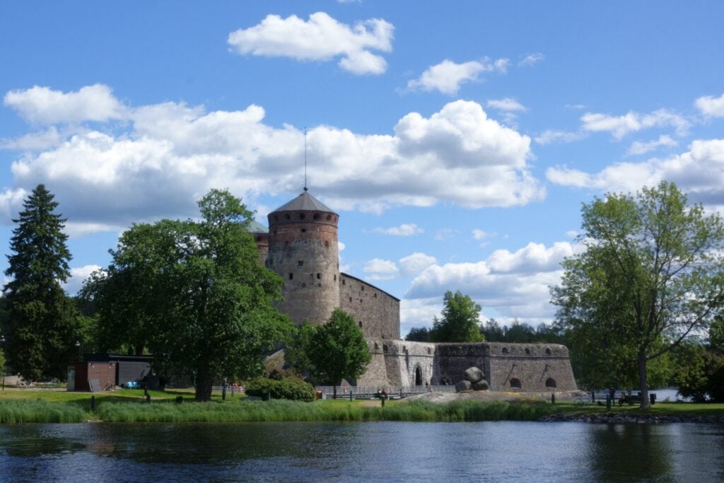 Im Herzen der Seenlandschaft: Die Burg Olavinlinna mit ihren mächtigen mittelalterlichen Mauern.