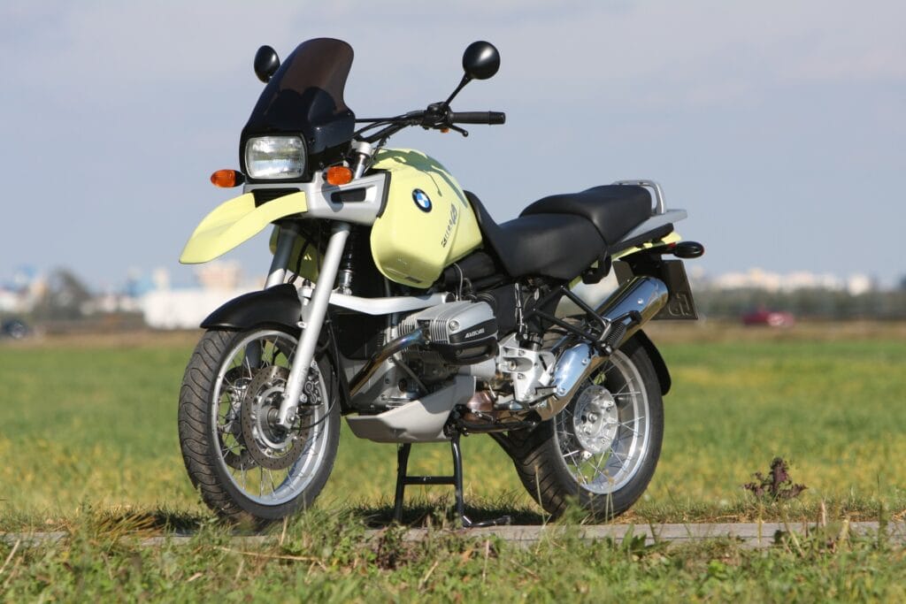 R 1100 GS – Man staunte: Die R 1100 GS mit dem Vierventil- Boxer war volle 18 PS stärker als die R 100 GS, besass Einspritzung, G-Kat, den neuen Telelever, Sitzhöhenverstellung, 24-l-Tank, abschaltbares ABS, aber nur noch ein 19-Zoll-Vorderrad zwecks verbesserter Strasseneignung. Mit dem 243-kg-Bomber hielt der «Schnabel» Einzug ins Design. Bilanz von 1994 bis 1998: 43 628 Verkäufe.