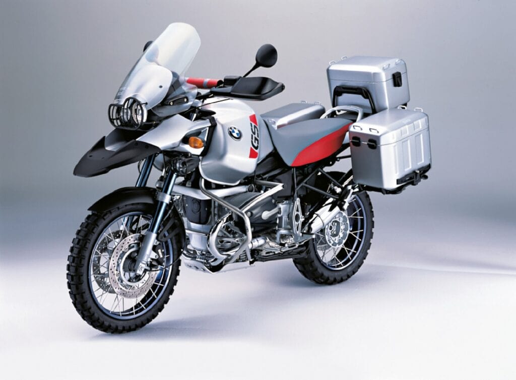 R 1150 GS – Ein Schnaps mehr Hubraum, 85 PS, 249 Kilo, asymmetrische Front – die 1150er war der Vorgängerin sehr ähnlich. Während es von dieser keine Zweitversion gab, schuf BMW von der 1150er eine Sonderversion namens «Adventure»: 30-l-Tank, verlängerte Federwege, besserer Windschutz … Bilanzen: R 1150 GS (1999-2003): 58 023 Stück, Adventure (2001-2005): 17 828 Einheiten.