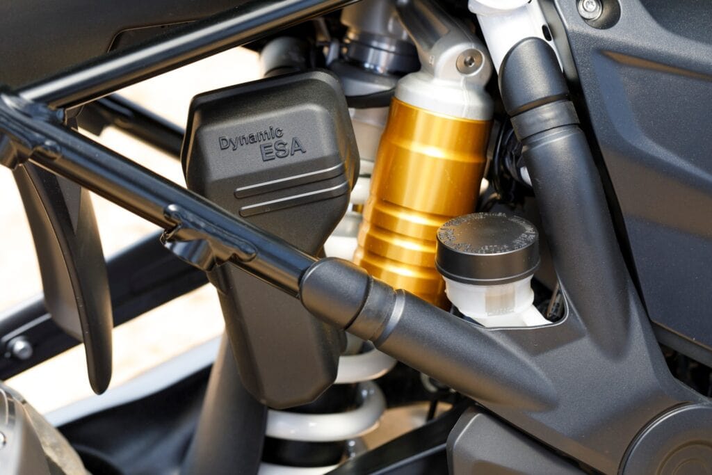 ESA in der R 1200 GS K50 – Die Einführung des «Electronic Suspension Adjustment» (ESA) in der neuen R 1200 GS überzeugte professionelle Tester und Kunden von Anfang an. Diese Fahrwerksbesonderheit intensivierte den Nachfrageschub nach der bis dato besten GS aller Zeiten. Die elektronische Federungs- und Dämpfungsanpassung wurde später zum Dynamic ESA Pro weiterentwickelt.