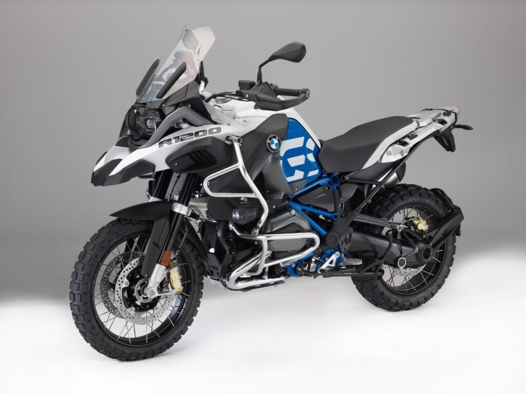 R 1200 GS Adventure – Die Bedeutung der noch stärker auf souveränes Reisen ausgelegten Adventure-Modelle wuchs und wuchs: Die längeren Federwege, der 30-l-Tank, die höhere Sitzposition und der bessere Windschutz veranlassten insbesondere Grossgewachsene zum Kauf. Bilanz: 99 571 Stück. In manchen Märkten werden schon seit Jahren mehr Adventure-Modelle als Basismodelle verkauft.